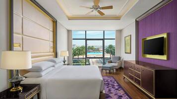 Rum - 1 kingsize-sÀng | Minibar, vÀrdeförvaringsskÄp pÄ rummet och skrivbord