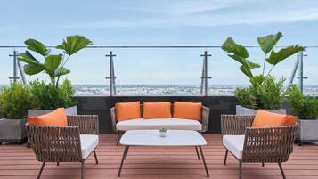 Club suite, 1 kingsize bed, terras | Een minibar, een kluis op de kamer, een bureau, een laptopwerkplek