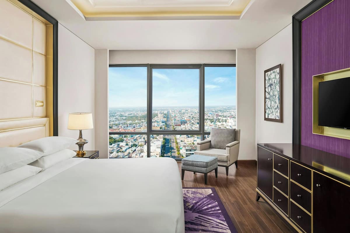 Room, 1 King Bed, Non Smoking | 1 bedroom, minibar, in-room safe, desk