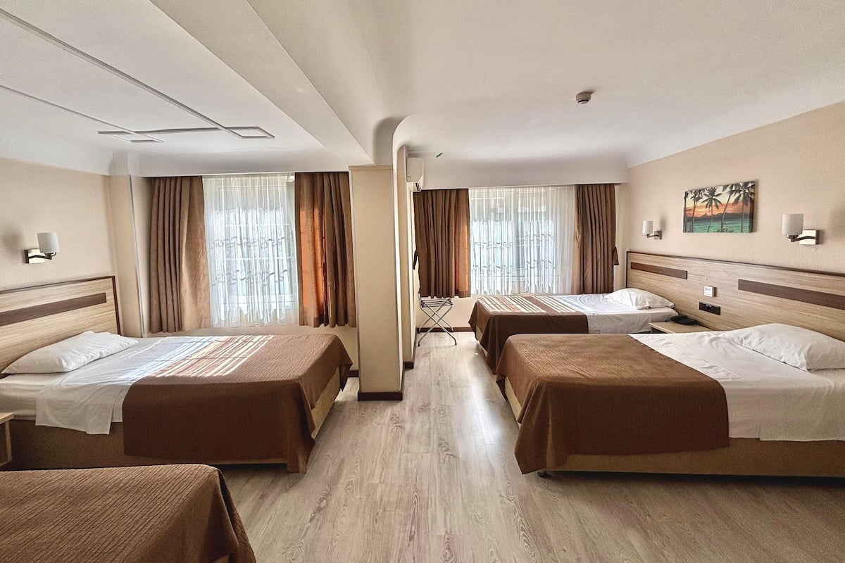 In-room safe, desk, free WiFi