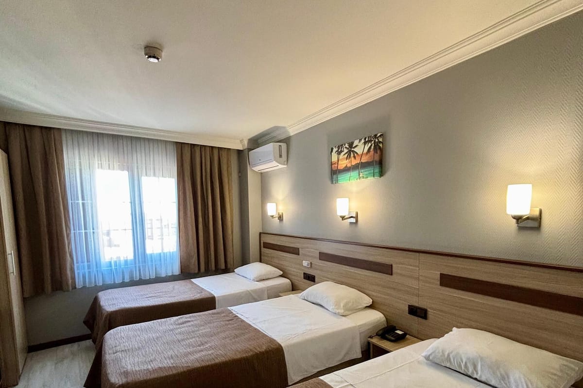 Chambre Triple Standard | Coffres-forts dans les chambres, bureau, Wi-Fi gratuit