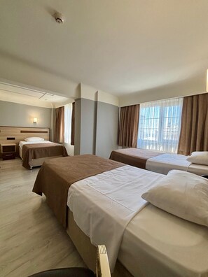 Chambre triple Standard | Coffre-fort, bureau, accès au Wi-Fi (inclus)