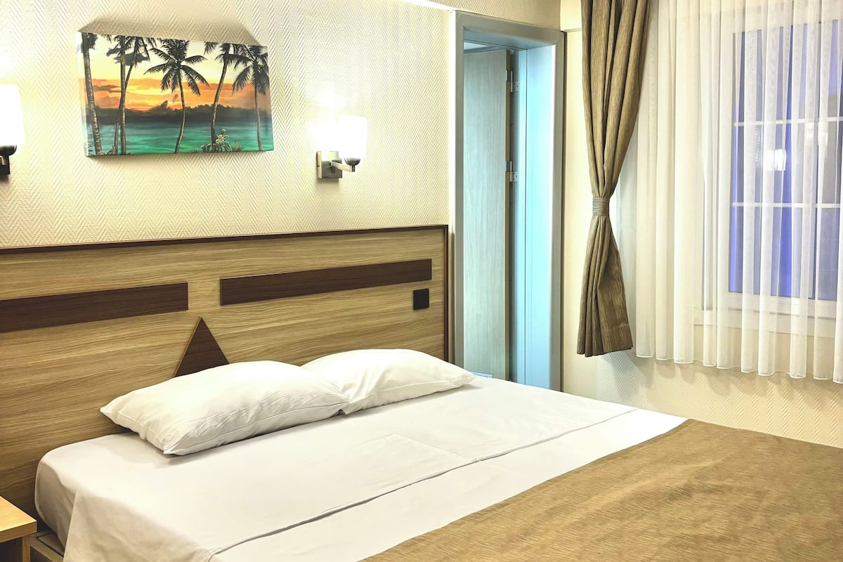 In-room safe, desk, free WiFi