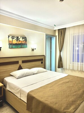 Standaard eenpersoonskamer | Een kluis op de kamer, een bureau, gratis wifi