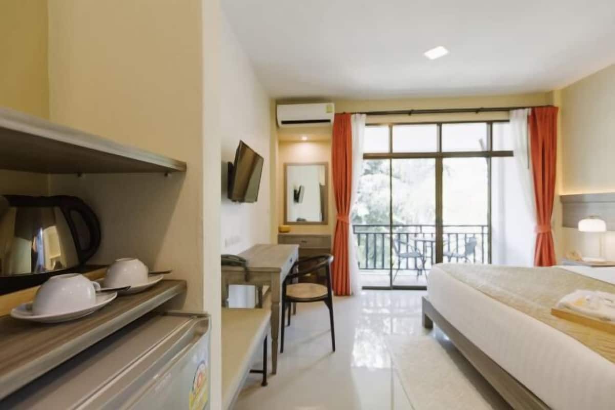 Minibar, muebles diferentes, escritorio y cortinas blackout