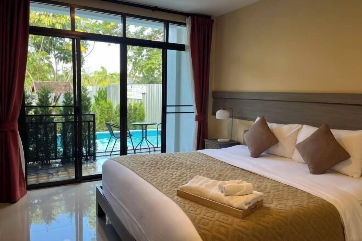 Bar mini, dilengkapkan perabot secara berasingan, meja