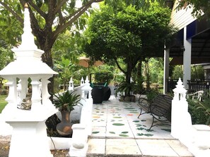 Frukost och lunch serveras, med utsikt mot trädgården 