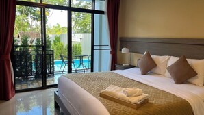 Minibar, escritorio, cortinas opacas y tabla de planchar con plancha