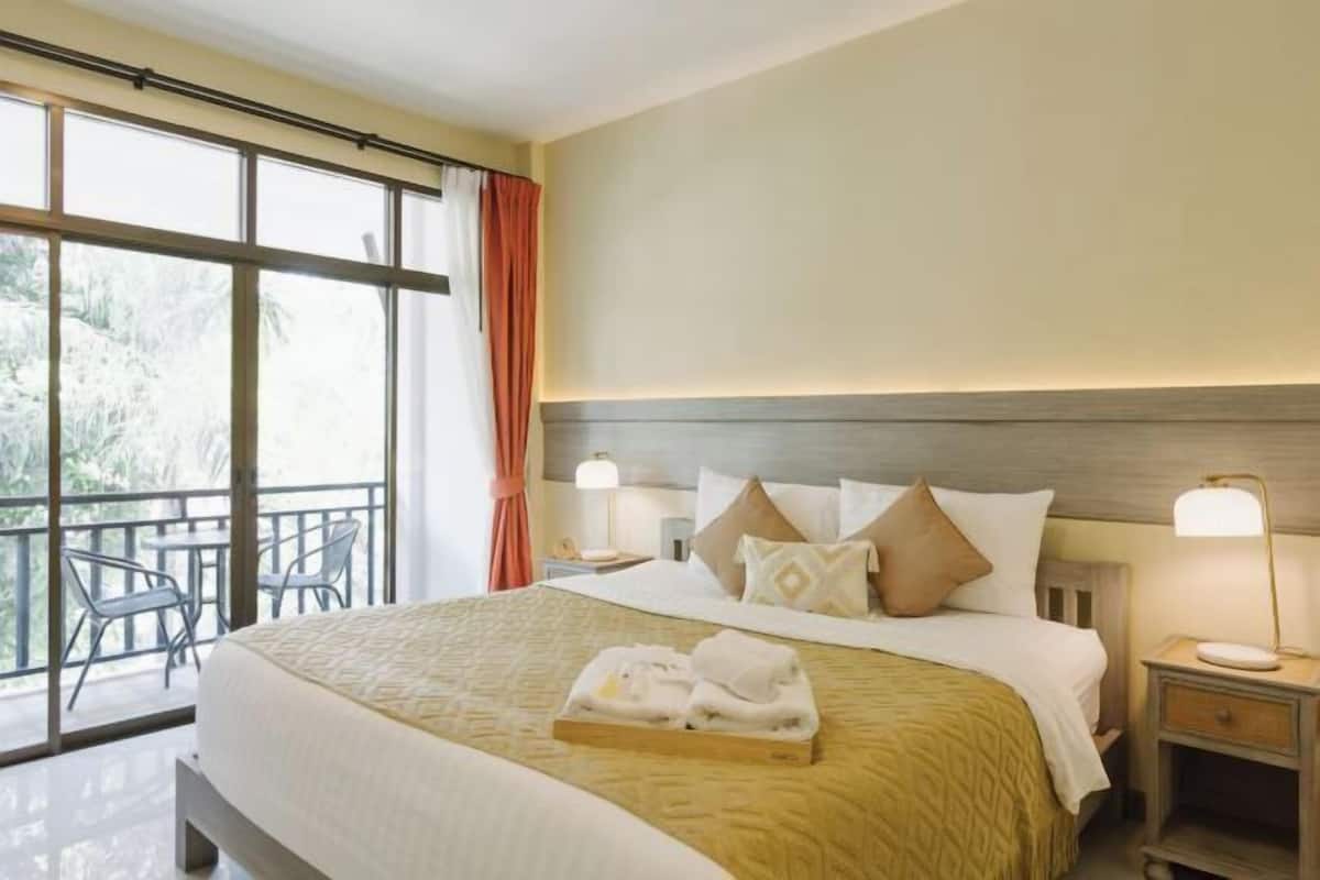 Bar mini, dilengkapkan perabot secara berasingan, meja