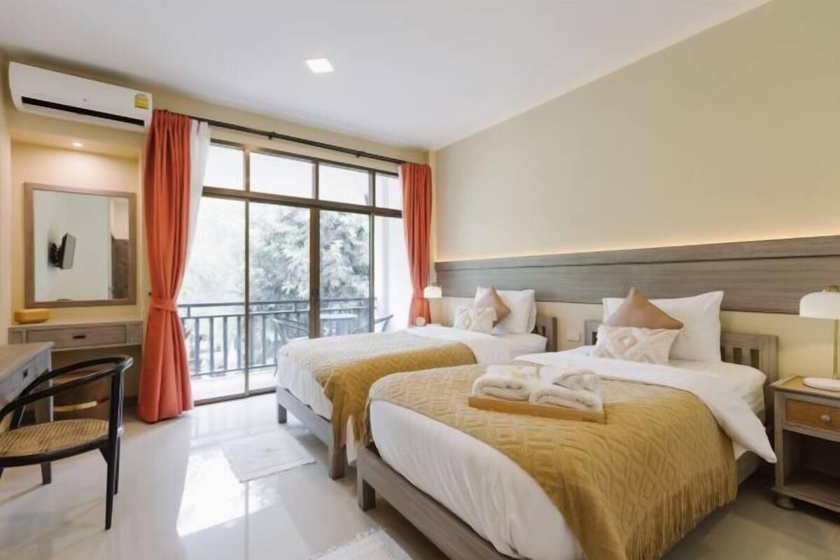 Minibar, muebles diferentes, escritorio y cortinas blackout