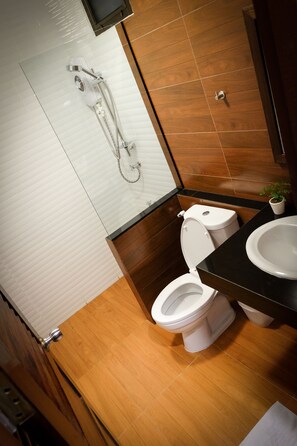 Deluxe Family Connecting | Badrum | Dusch, gratis toalettartiklar, hårtork och tofflor