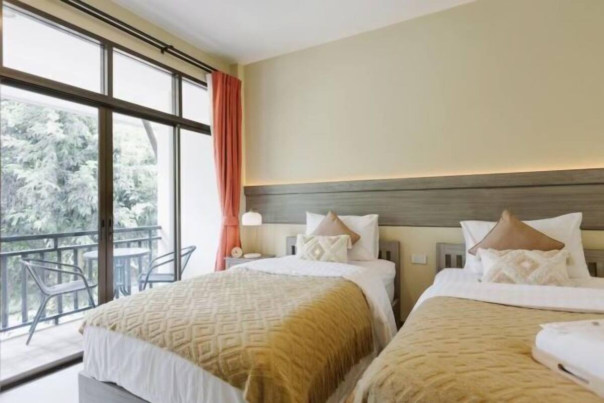 Bar mini, dilengkapkan perabot secara berasingan, meja