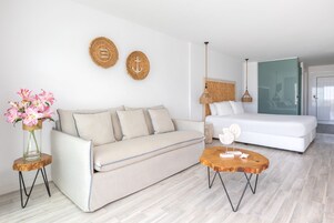 Deluxe Room | In-room safe, individually decorated, individually furnished, desk