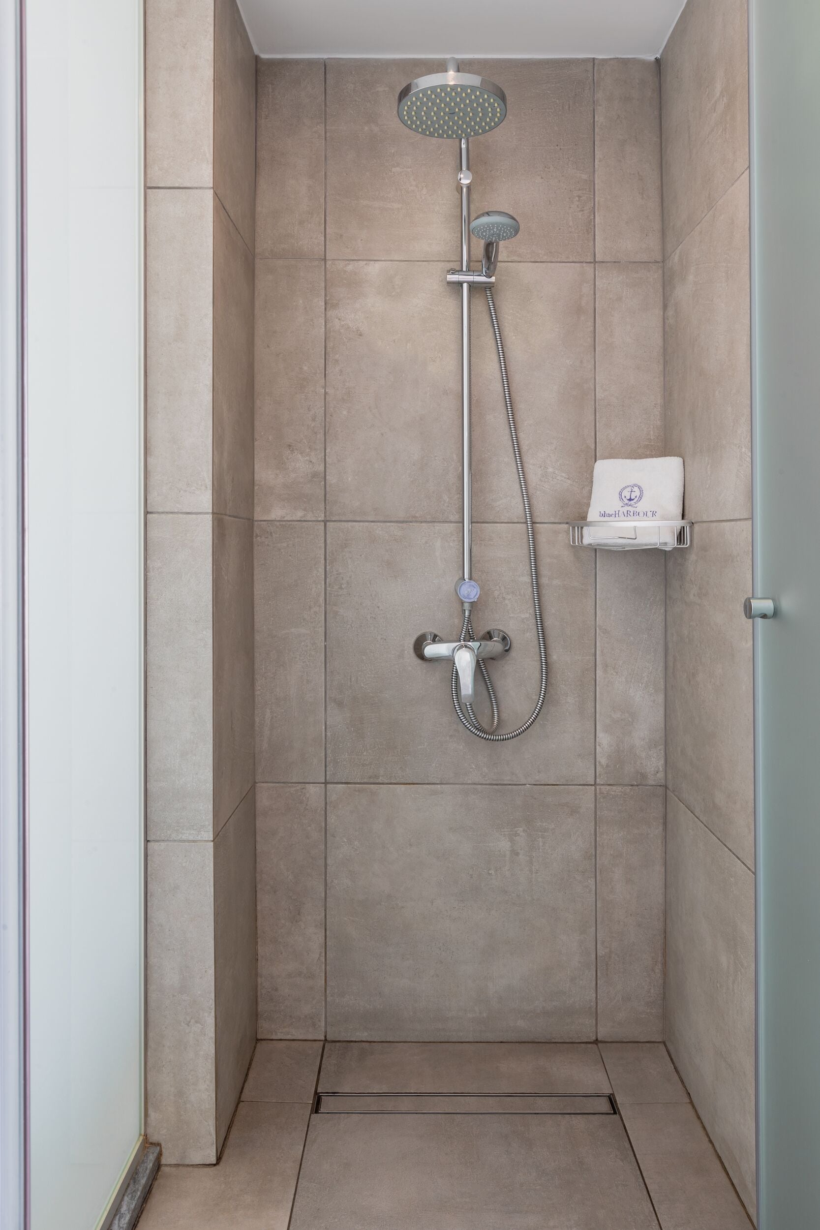 deluxe room | bathroom | shower, free toiletries, hair dryer, slippers