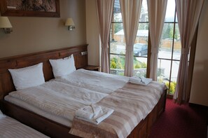 Desk, iron/ironing board, cots/infant beds, bed sheets - Pensjonat Sekuła (Bukowina Tatrzanska)