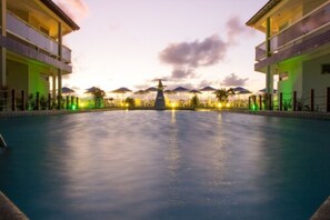Outdoor pool, pool umbrellas, pool loungers - Crôa Mares Hotel (Maragogi)