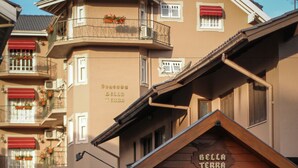 L’entrée d’un hôtel, avec une enseigne indiquant « Bella Terra » et le numéro « 8370 ».