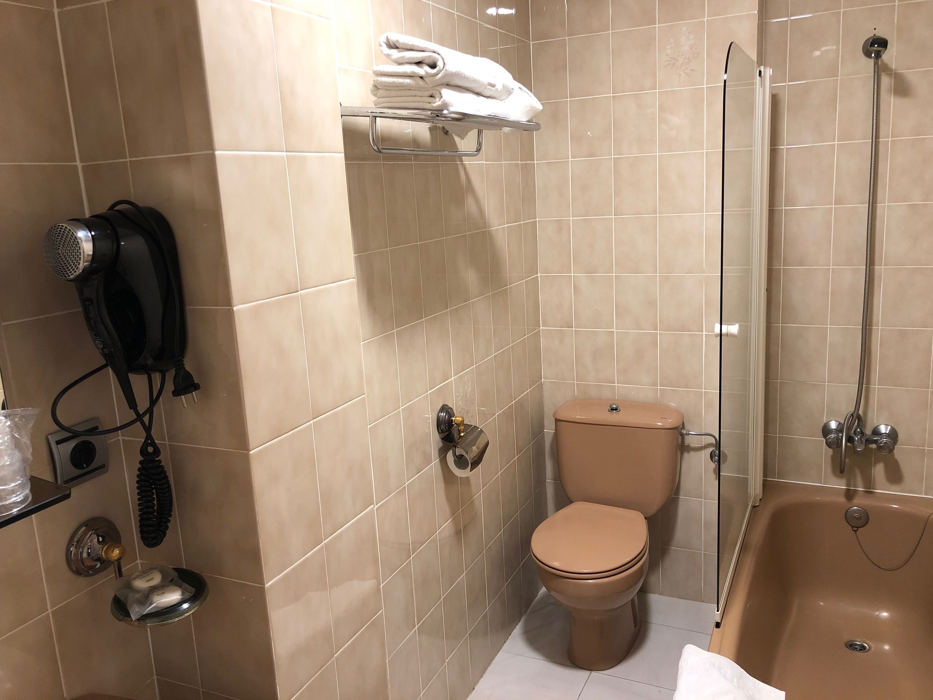 double or twin room | bathroom | combined shower/bathtub, free toiletries, hair dryer, towels
