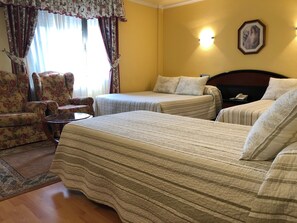 Quadruple Room | Individually decorated, individually furnished, desk - Hotel Sena (Caldas de Reis)