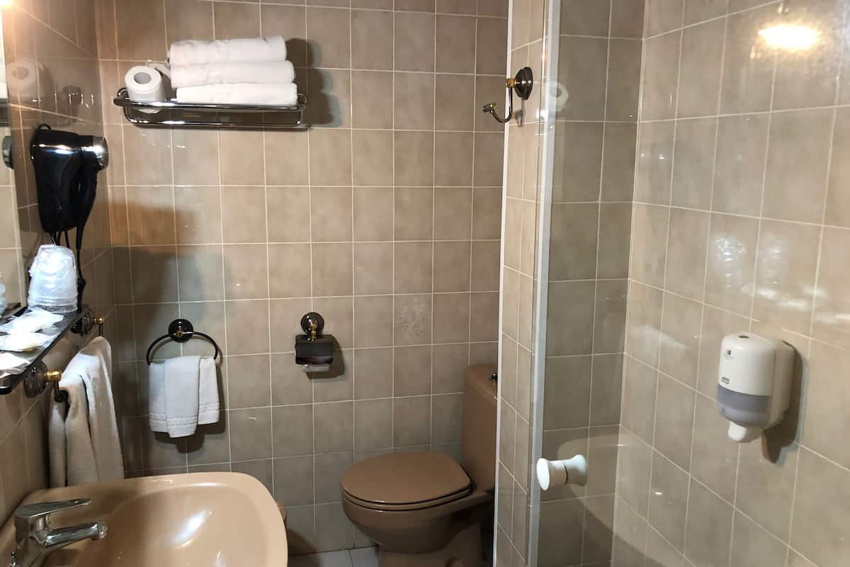 triple room | bathroom | combined shower/bathtub, free toiletries, hair dryer, towels