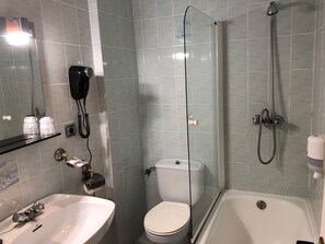 Combined shower/tub, free toiletries, hair dryer, towels - Hotel Sena (Caldas de Reis)