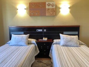 Phòng đôi hoặc 2 giường đơn | Trang trí khác biệt, trang bị nội thất với thiết kế riêng biệt, bàn 