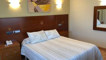 Kamer, 1 twee- of 2 eenpersoonsbedden | Individueel gedecoreerd, individueel gemeubileerd, een bureau