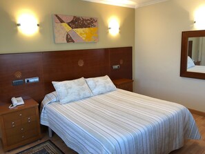 Doppel- oder Zweibettzimmer | Individuell dekoriert, individuell eingerichtet, Schreibtisch