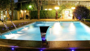 Hồ bơi ngoài trời