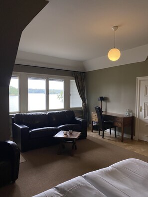 Dobbeltrom – standard (Annex) | Sengetøy av topp kvalitet, skrivebord og strykejern/-brett