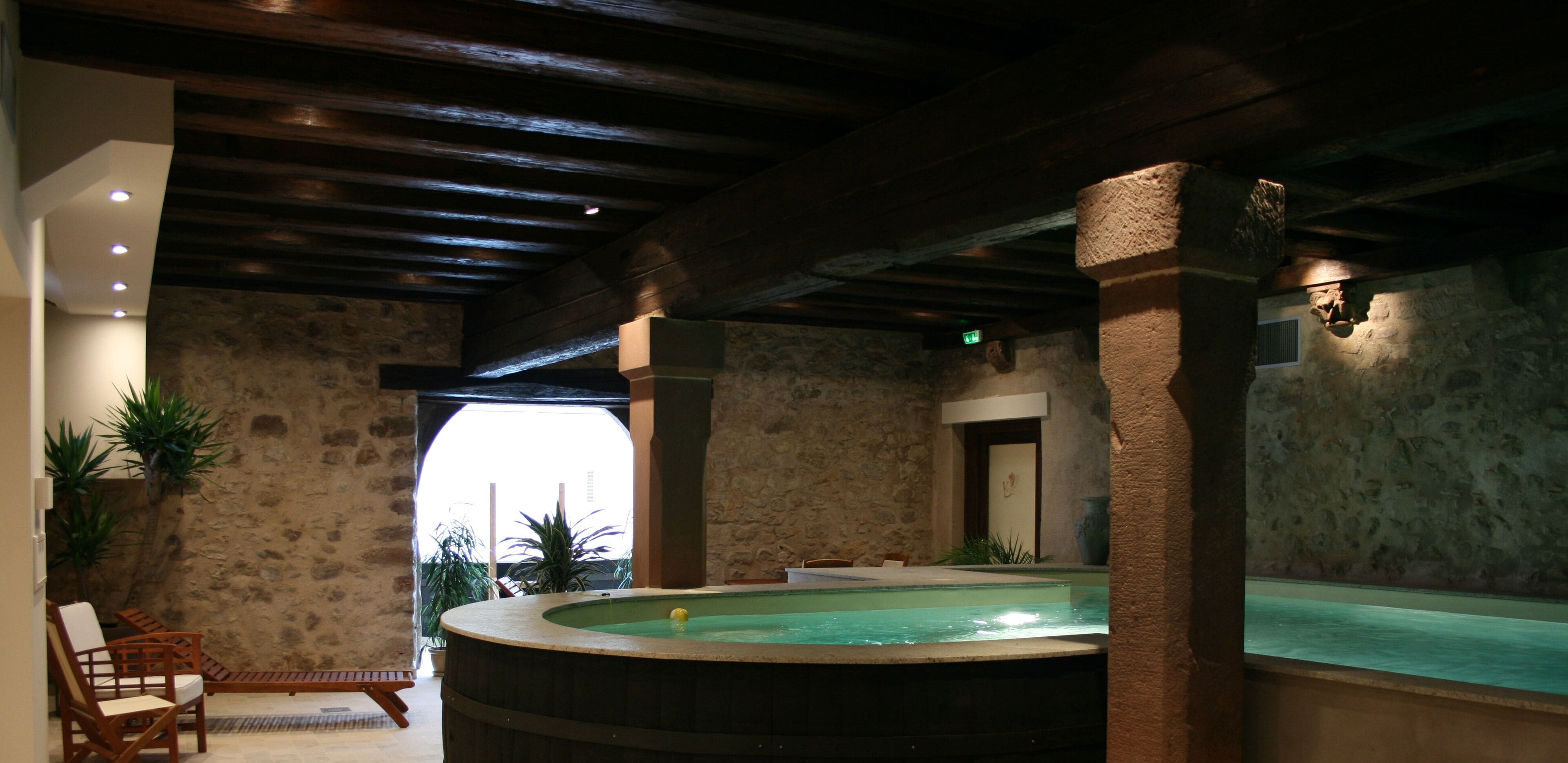 Piscine couverte, accès possible de 09 h 00 à 19 h 00, chaises longues 