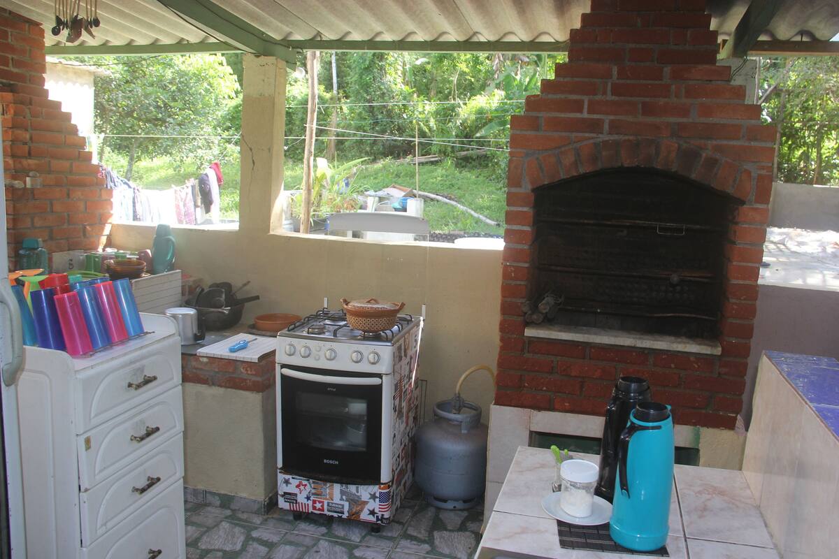 Fridge, oven, blender, cookware/dishes/utensils