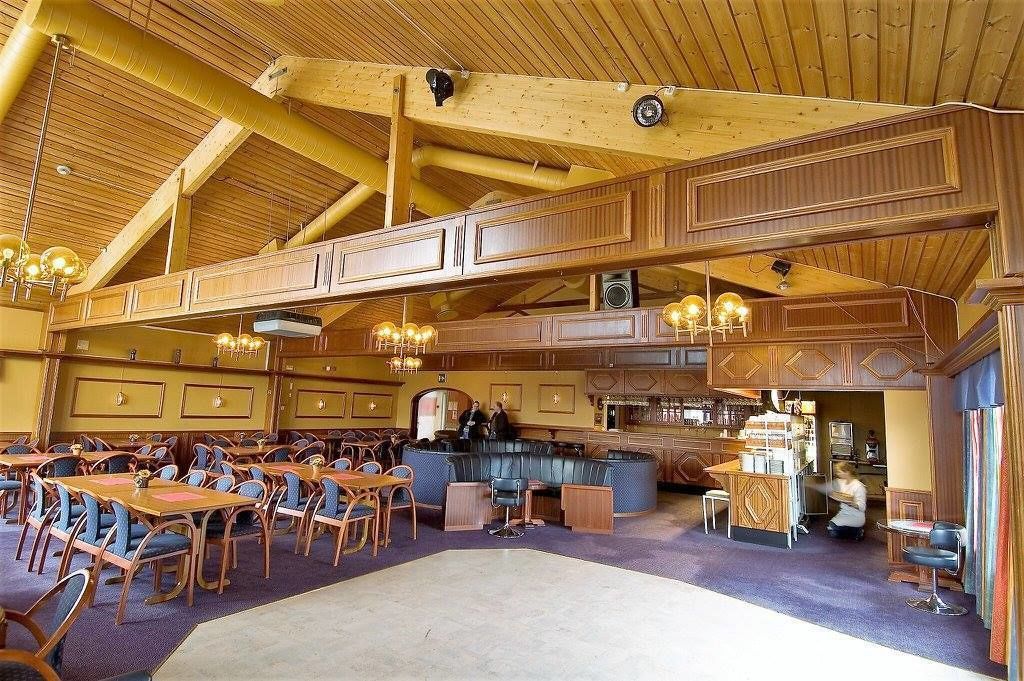 2 restaurants, lunch, dinner served; international cuisine 