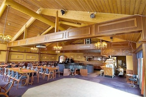 2 restaurants, lunch, dinner served; international cuisine - Havøysund Hotell & Rorbuer (Måsøy)