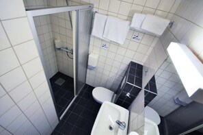 Appartement | Salle de bain | Douche, articles de toilette gratuits, serviettes fournies