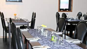 2 restaurantes; se sirven almuerzos, cenas y cocina internacional