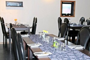 2 restaurants servant le déjeuner, spécialités Cuisine internationale