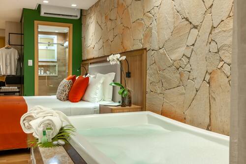 Quarto casal luxo, banheira de hidromassagem e varanda | Tina de hidromasaje privada