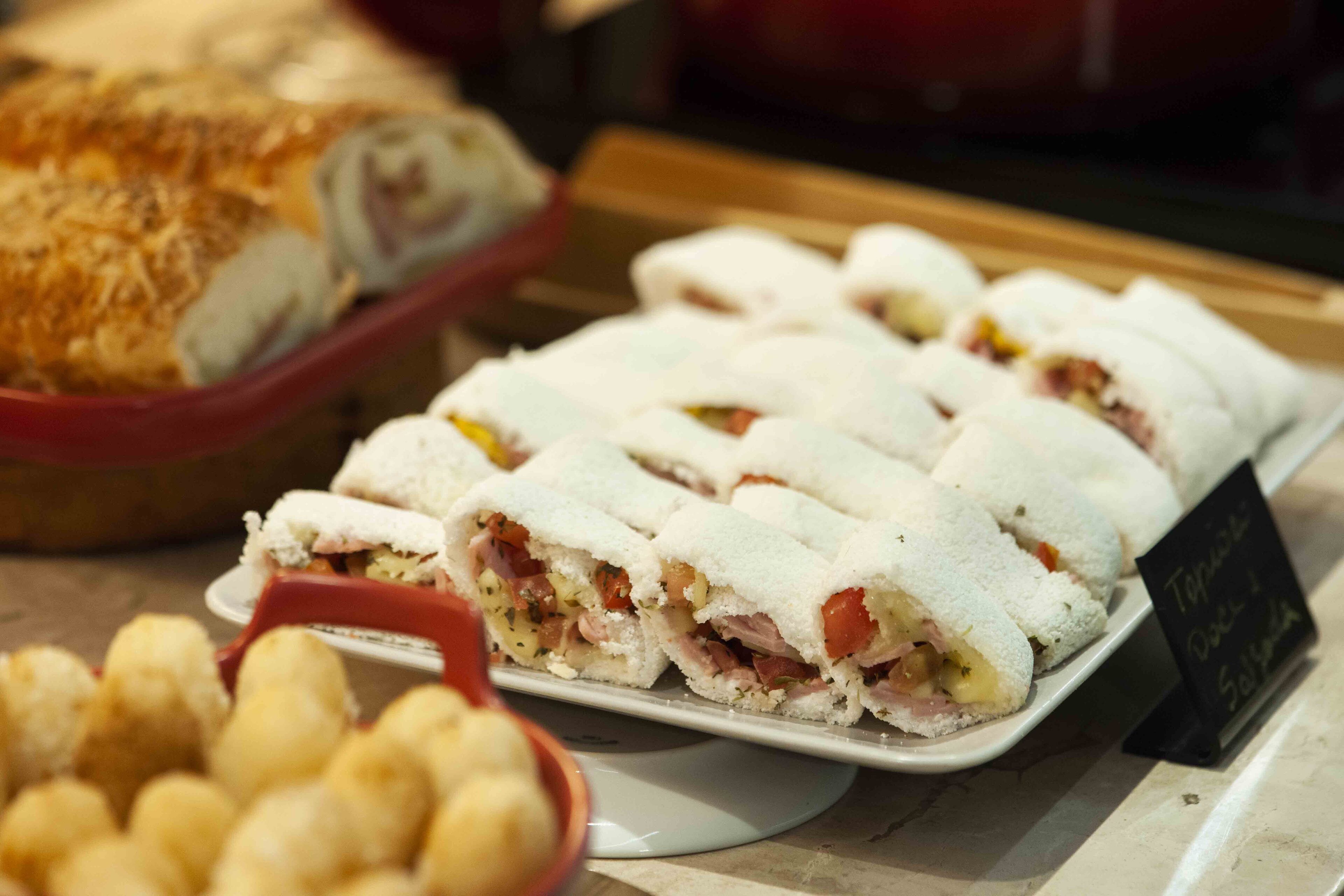 Une sélection de sandwichs et une miche de pain.
