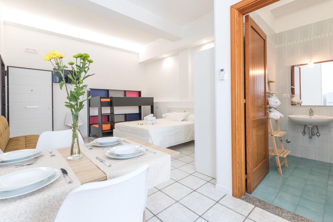 Suite monolocale, accessibile ai disabili | Area soggiorno | TV LED 24 pollici con canali digitali, TV