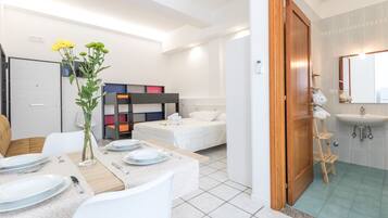 Suite monolocale, accessibile ai disabili | Area soggiorno | TV LED 24 pollici con canali digitali, TV