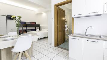 Suite monolocale, accessibile ai disabili | Cucina privata | Frigorifero, seggiolone