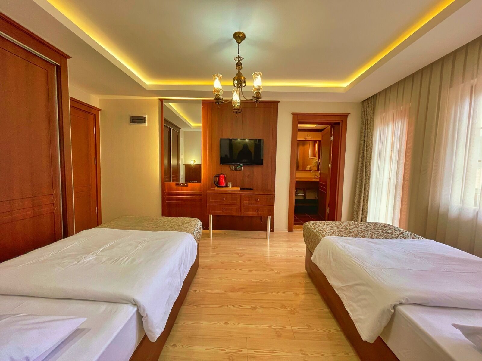 ميني بار ومكتب ومساحة عمل للكمبيوتر المحمول وتجهيزات عازلة للصوت