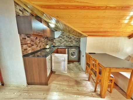 Refrigerador, tetera/pava eléctrica, plancha de cocina