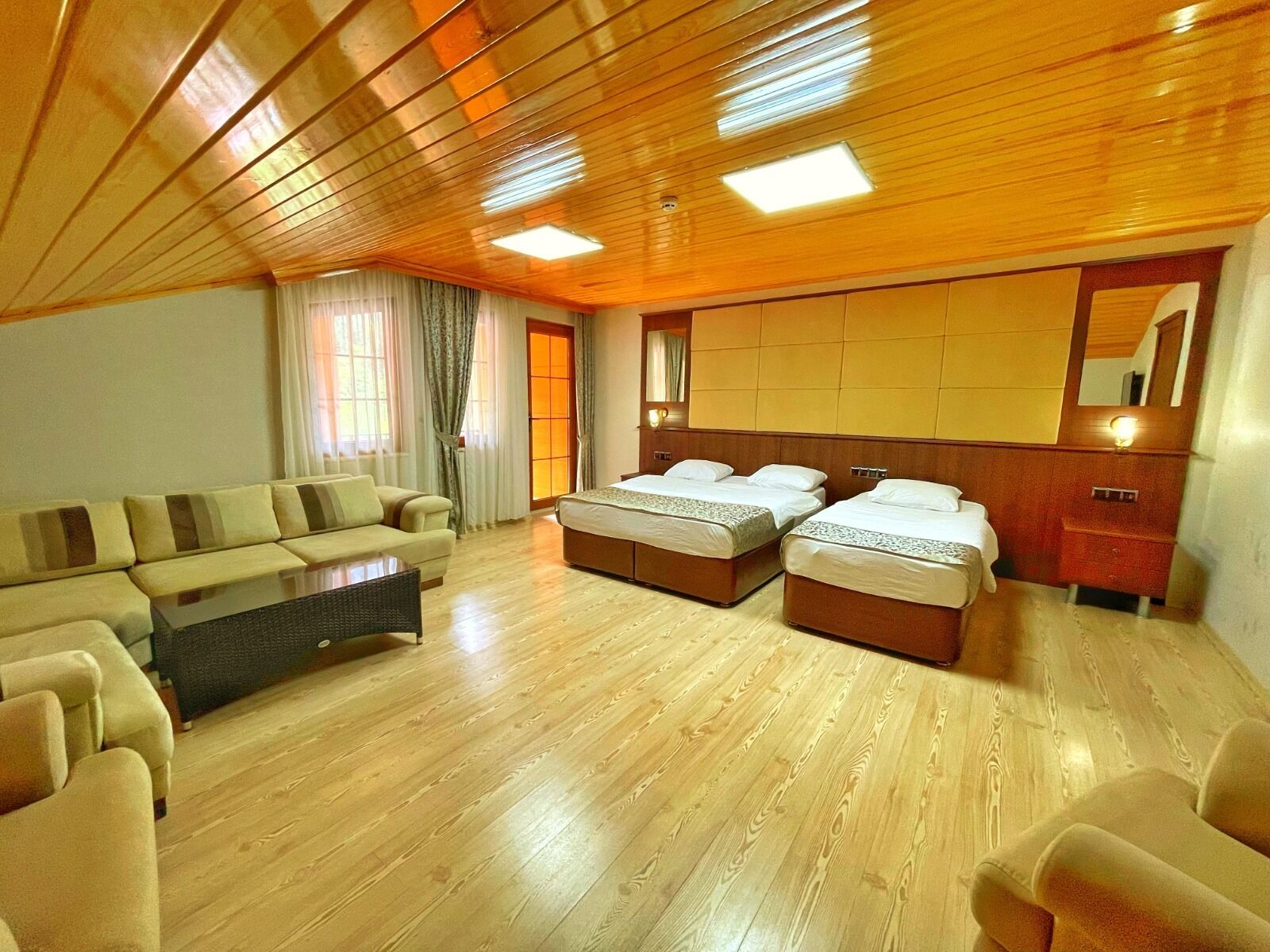 Suite familiare | Minibar, una scrivania, postazione laptop, insonorizzazione