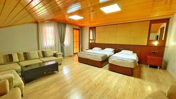 Suite familiare | Minibar, una scrivania, postazione laptop, insonorizzazione