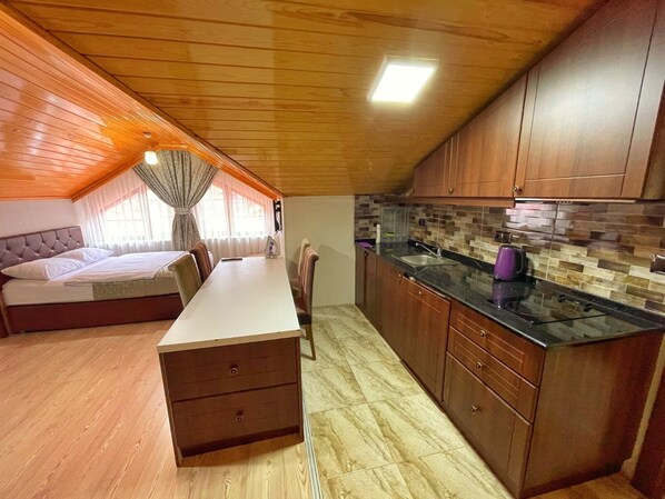 Familien-Suite | Eigene Küche | Kühlschrank, Wasserkocher, Grillplatte, Kochgeschirr/Geschirr/Besteck