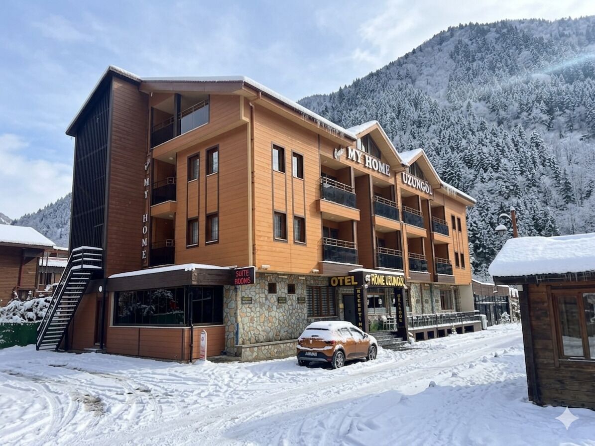 Ein mehrstöckiges Hotel mit Balkon, Treppe und Empfangsbereich.