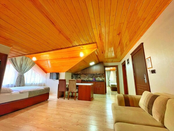 Family Suite | Bar mini, meja, ruang kerja komputer riba, kalis bunyi 