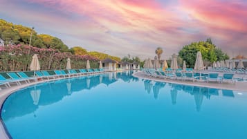 Una piscina techada, 5 piscinas al aire libre, camas de piscina gratis